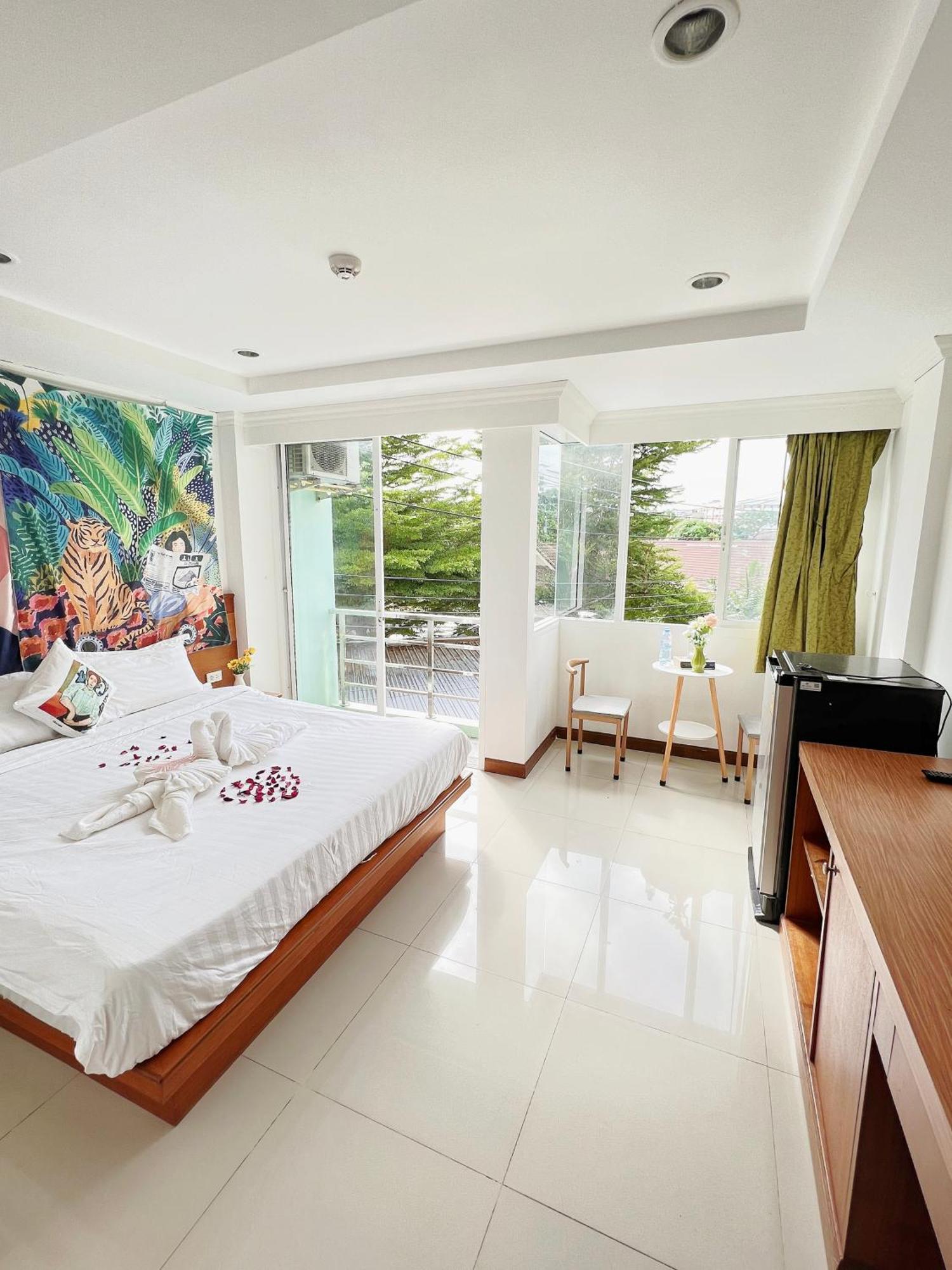 Hotel Lanting Patong Esterno foto